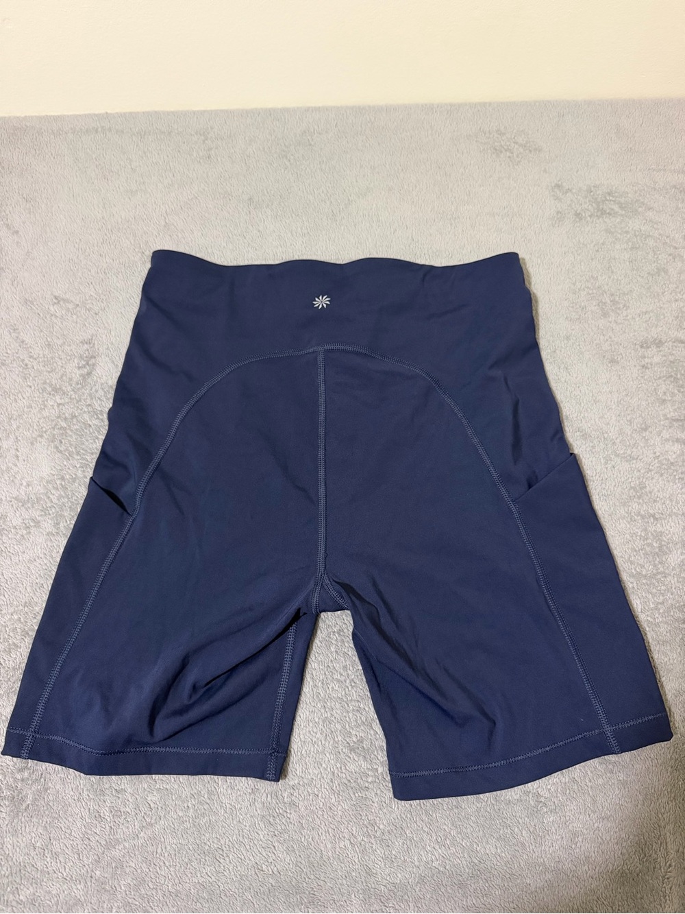 Athleta Navy Ultimate Stash 7” Pocket Short Size M